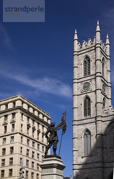 Monument  Kirchturm  1  in die Augen sehen  ansehen  Angesicht zu Angesicht  gegenüber  Basilika  Kanada  Quebec