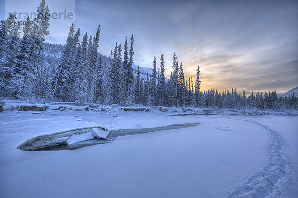 entfernt  Farbaufnahme  Farbe  Außenaufnahme  führen  gehen  Sonnenuntergang  Himmel  über  Fluss  gefroren  Yukon