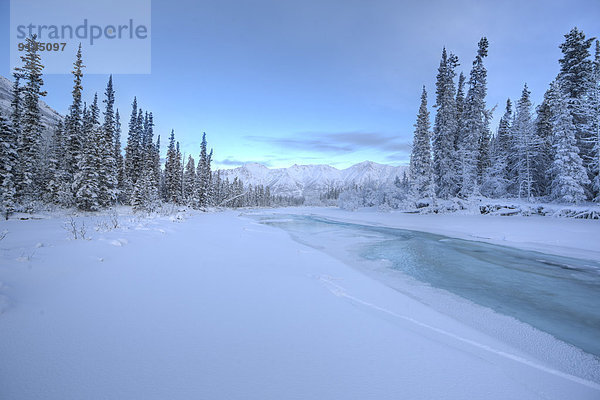 Kälte  Außenaufnahme  Winter  Tal  Fluss  Langsamkeit  tief  einfrieren  Yukon