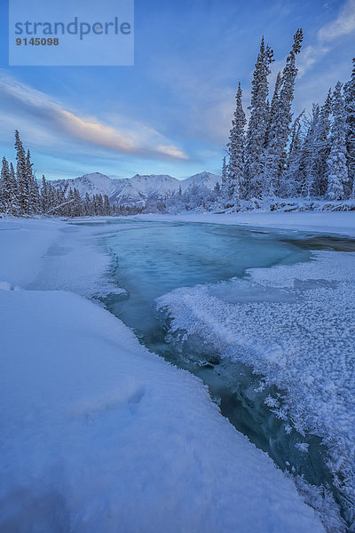 hoch  oben  nahe  Kälte  Farbe  Farben  Winter  Wolke  Wandel  Himmel  Fluss  Anfang  tief  einfrieren  Yukon