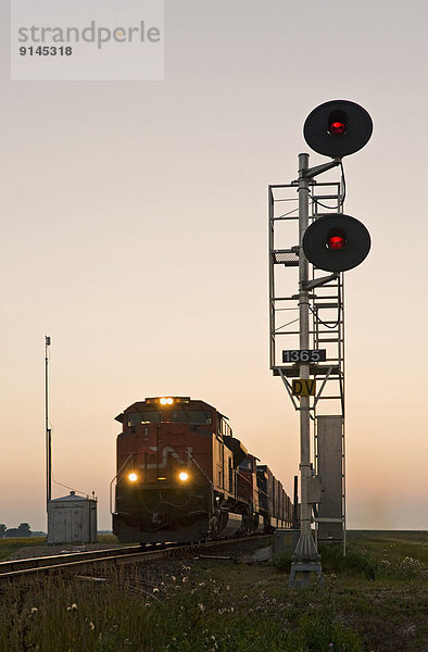 hoch  oben  nahe  Hintergrund  nähern  Signal  Kanada  Manitoba  Zug