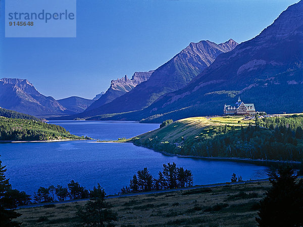 Landschaftlich schön  landschaftlich reizvoll  Hotel  See  Waterton Lakes Nationalpark  Alberta  Kanada  Prinz  Wales