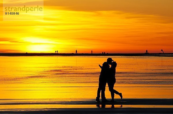 nahe  Strand  Sonnenuntergang  küssen  jung  vorwärts  Tofino  British Columbia