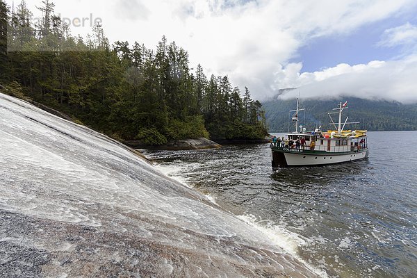 niedrig  Fotografie  nehmen  Tagesausflug  Wasserfall  Gast  Gemälde  Bild  Inselgruppe  Broughton Archipelago  Winkel  British Columbia  Kanada