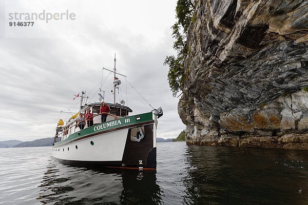 Fotografie  nehmen  Steilküste  unterhalb  Tagesausflug  Meer  Gast  groß  großes  großer  große  großen  Gemälde  Bild  Inselgruppe  Felsenküste  Broughton Archipelago  British Columbia  Kanada  tief  überhängen