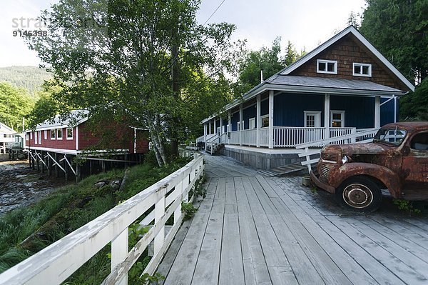 sehen  Tourist  heraustropfen  tropfen  undicht  Verbindung  Dorf  Holzweg  zeigen  Landschaftlich schön  landschaftlich reizvoll  Gewölbe  British Columbia  Kanada  Telegraf  Wildtier