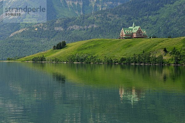 Hotel  See  Spiegelung  Mittelpunkt  Waterton Lakes Nationalpark  Alberta  Kanada  Prinz  Wales