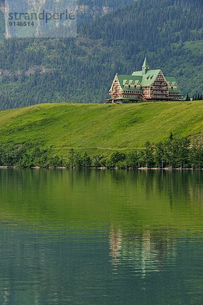 Hotel  See  Spiegelung  Mittelpunkt  Waterton Lakes Nationalpark  Alberta  Kanada  Prinz  Wales