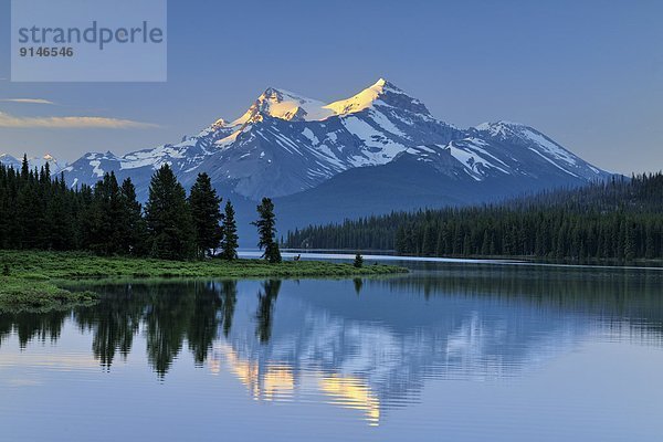 Morgendämmerung  See  Spiegelung  Maligne Lake  Jasper Nationalpark  Alberta  Kanada