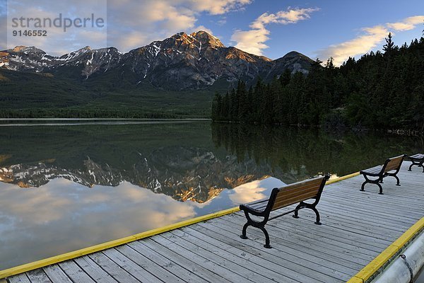 pyramidenförmig  Pyramide  Pyramiden  Spiegelung  Morgendämmerung  See  Urlaub  Banff Nationalpark  Alberta  Kanada  Pyramide  Reflections