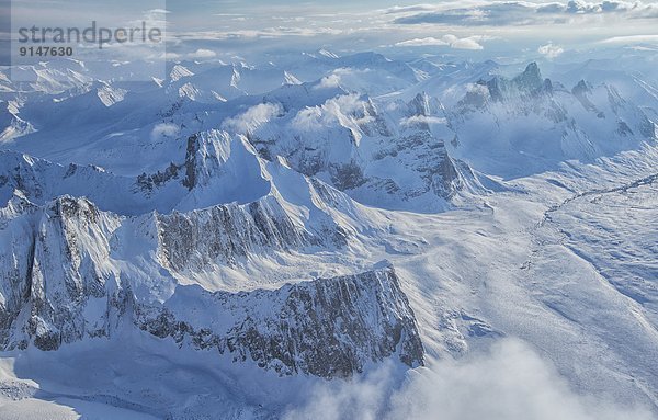 hoch  oben  Berg  bedecken  Tal  Ansicht  Grabstein  Luftbild  Fernsehantenne  Schnee  Revierverhalten  Yukon