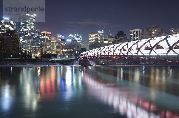 Nacht  Ruhe  Spiegelung  Brücke  Fluss  Unterricht  Fußgänger  Alberta  Calgary  Kanada  Innenstadt