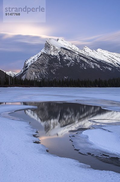 hinter  Winter  Wolke  aufwärts  Spiegelung  See  Mond  Berg  Alberta  Banff  Kanada