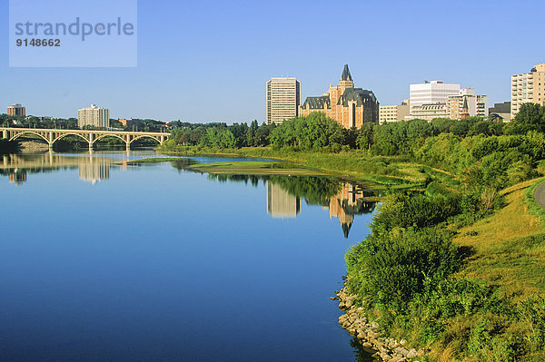 Großstadt  Fluss  Spiegelung  Saskatchewan  Kanada