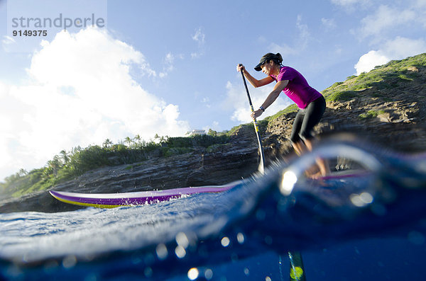hoch oben Frau Steilküste Paddel Surfboard Hawaii Honolulu Oahu