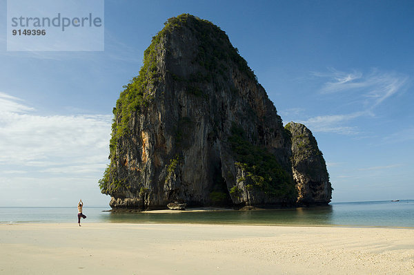 Frau  Fröhlichkeit  Strand  frontal  Insel  jung  Yoga  Krabi  Thailand