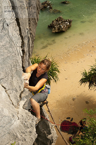 Felsbrocken  Frau  jung  Bucht  klettern  Vietnam