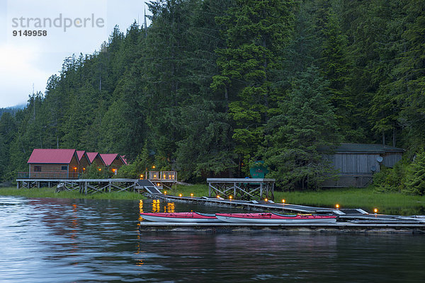 Landschaftlich schön landschaftlich reizvoll Lodge Landhaus Urlaub Kajak Bucht British Columbia Kanada