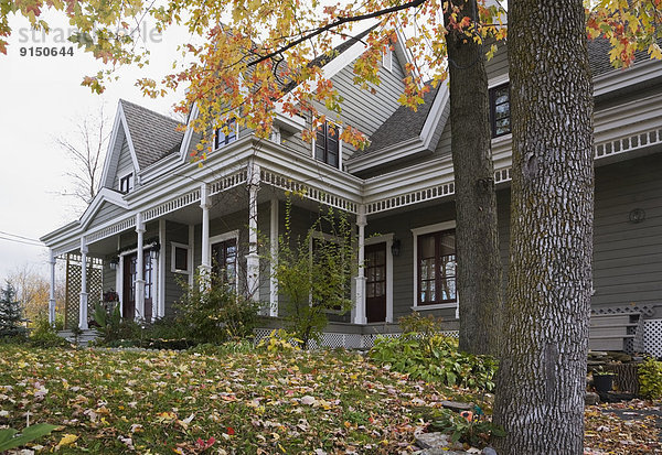 Fotografie Lifestyle grau Wohnhaus Eigentum weiß Herbst beschneiden Nachbarschaft Kanada Quebec
