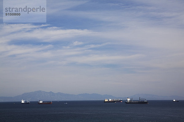 zwischen inmitten mitten Europa Schiff zeigen Ladung Afrika Gibraltar Mittelmeer