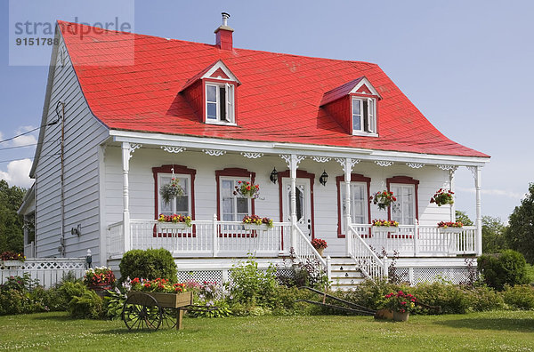 Lifestyle Wohnhaus Sommer weiß rot beschneiden Nachbarschaft kanadisch Orleans Island Kanada alt Quebec