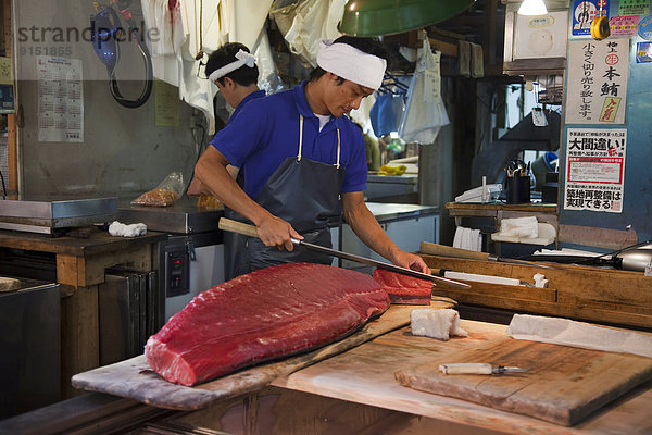 benutzen  Fisch  Pisces  Messer  Genauigkeit  Tokyo  Hauptstadt  schnitzen  lang  langes  langer  lange  Thunfisch  Gegenstand  sprechen  Japan  Markt  Tsukiji  Straßenverkäufer