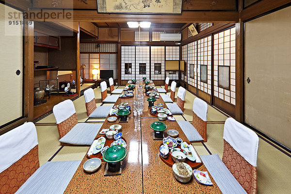 Lifestyle Tradition am Tisch essen Zimmer stehend Gast Hotel Zeit Ryokan Japan japanisch
