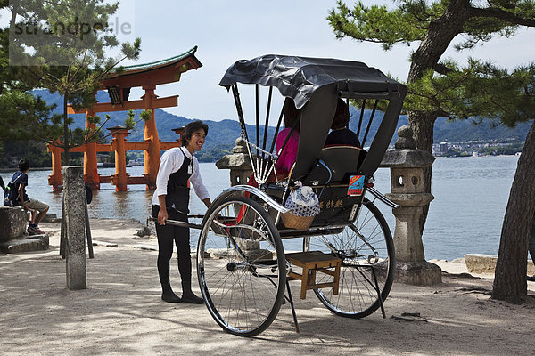 sitzend  sprechen  lächeln  Eingang  Tourist  Markierung  Hintergrund  Insel  Läufer  Japan  Miyajima  Rikscha  Schrein
