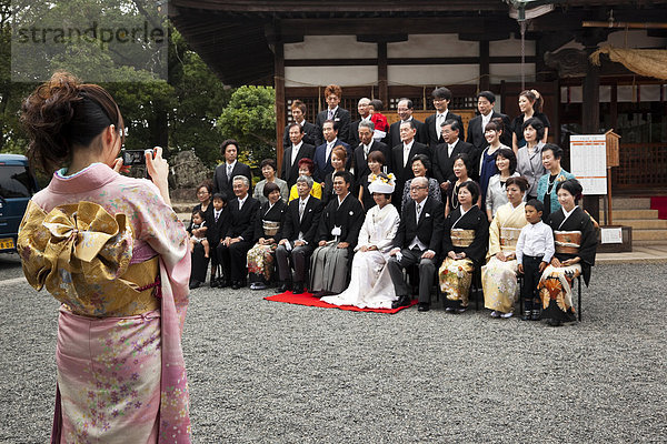 Mittelgroße Menschengruppe  Mittelgroße Menschengruppen  Zusammenhalt  Fotografie  Verwandschaft  Zukunft  Hochzeit  Tradition  arrangieren  Reihe  japanisch