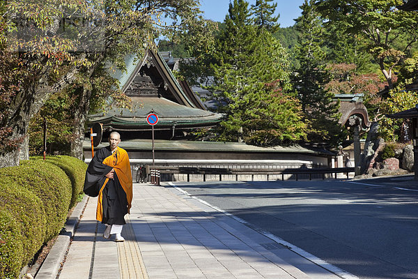 gehen  Fernverkehrsstraße  hoch  oben  Religion  Einsamkeit  vorwärts  Berg  fünfstöckig  Buddhismus  Japan  Mönch  alt  Sekte