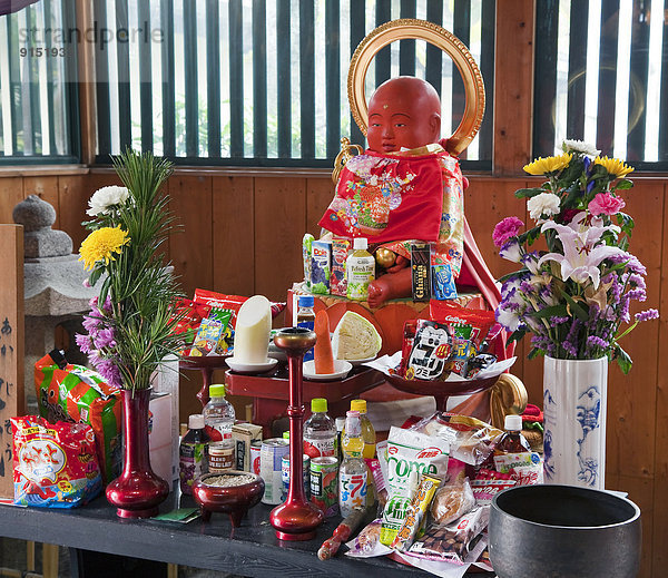 Mütze  umgeben  rot  Opfergaben  Buddha  Lätzchen  Japan  Jizo