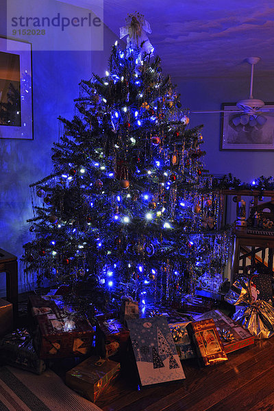 Geschenk Weihnachten Weihnachtsbaum Tannenbaum Dekoration Kanada Abend Ontario