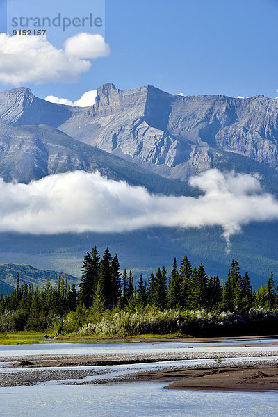 niedrig  Hochformat  Berg  Fotografie  Felsen  Wolke  Landschaft  hängen  Fluss  vorwärts  Athabasca River  Jasper Nationalpark  Alberta  Kanada  kanadisch
