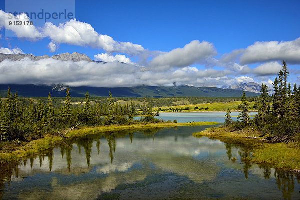 niedrig  Berg  Wolke  Sommer  Landschaft  über  hängen  See  Jasper Nationalpark  Alberta  Kanada