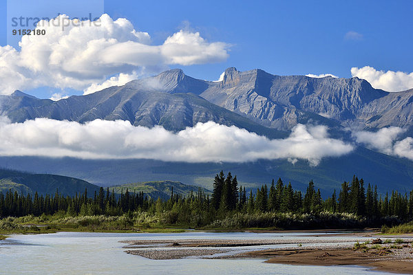 niedrig  Berg  Fotografie  Felsen  Wolke  hängen  Anordnung  Querformat  Fluss  Athabasca River  Jasper Nationalpark  kanadisch
