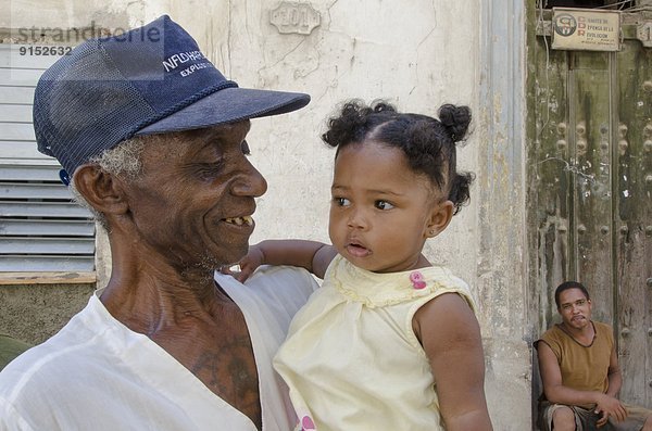 Havanna  Hauptstadt  Menschlicher Vater  Hintergrund  Großvater  Mädchen  Baby  Kuba