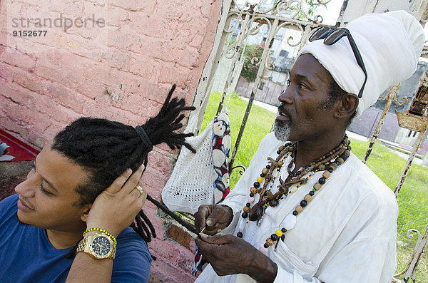 Havanna  Hauptstadt  Städtisches Motiv  Städtische Motive  Straßenszene  Straßenszene  Mann  Kuba  Haar