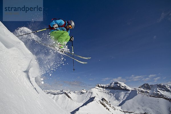 Skifahrer  fangen  See  Urlaub  Ski  Himmel  jung  Alberta  Kanada