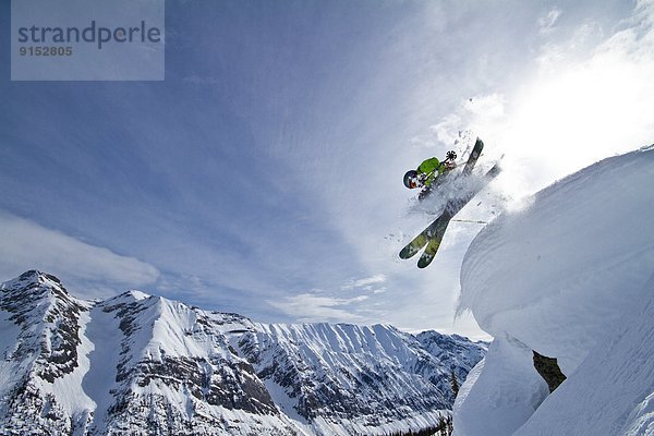 Skifahrer fangen Bach Himmel jung