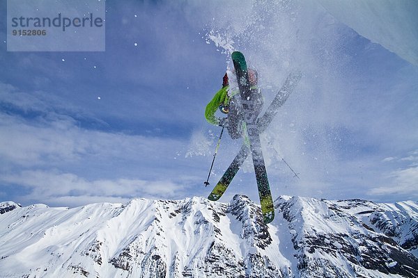 Skifahrer fangen Bach Himmel jung