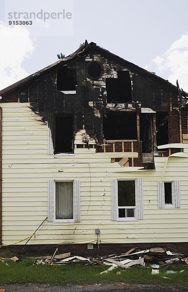 Wand Wohnhaus Feuer Nachbarschaft beschädigt Seitenansicht Kanada Quebec