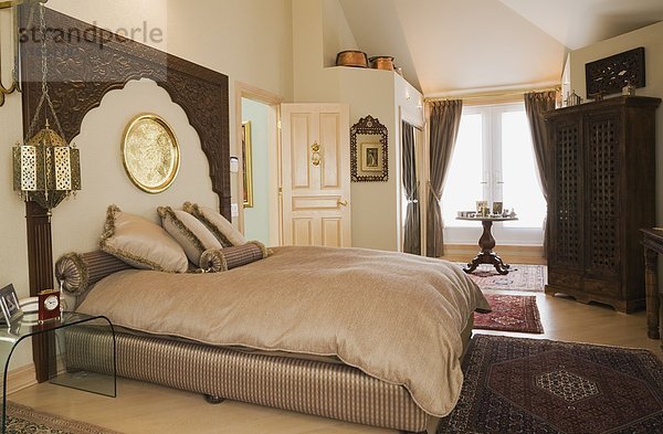 Lifestyle Wohnhaus Schlafzimmer Bett Dekoration innerhalb Nachbarschaft Königin Führung Anleitung führen führt führend Kanada marokkanisch Quebec Größe