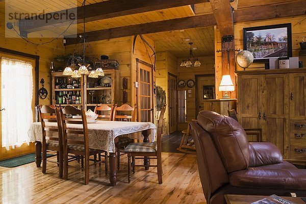 Stapel Lifestyle Wohnhaus am Tisch essen Zimmer weiß innerhalb Nachbarschaft Kiefer Pinus sylvestris Kiefern Föhren Pinie kanadisch Kanada Quebec