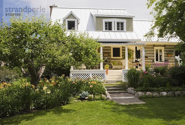 Lifestyle Wohnhaus Sommer Garten Rückansicht Nachbarschaft Ansicht Landschaftsarchitektur kanadisch Hinterhof Kanada Quebec