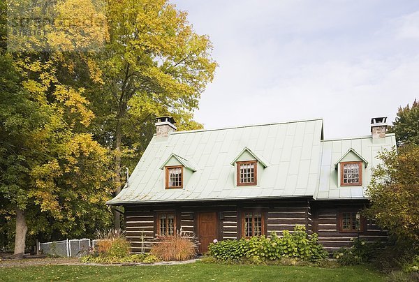 Wohnhaus Garten frontal Herbst Nachbarschaft Landschaftsarchitektur Kanada Quebec