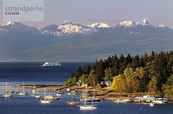 nahe Berg Schutz Boot Hintergrund Anker werfen ankern Fähre Insel Segeln Königin Nanaimo Bucht britisch Vancouver