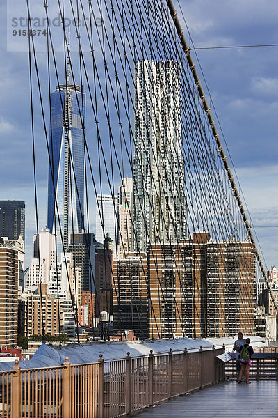 Mittelgroße Menschengruppe  Mittelgroße Menschengruppen  Einkaufszentrum  hoch  oben  New York City  Fotografie  Unterstützung  Gebäude  Produktion  Brücke  Komplexität  1  Brooklyn  Manhattan  neu
