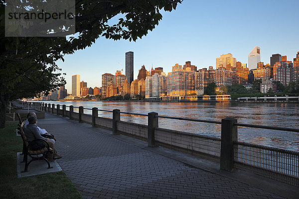 New York City  Morgendämmerung  Fluss  Insel  Fokus auf den Vordergrund  Fokus auf dem Vordergrund  Innenstadt  Manhattan