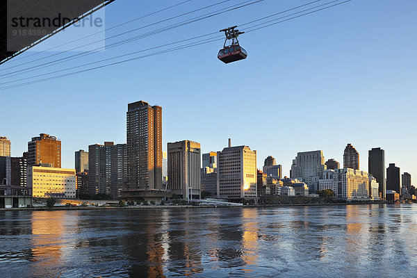 hoch  oben  New York City  über  rennen  Morgendämmerung  Brücke  Fluss  Insel  Fokus auf den Vordergrund  Fokus auf dem Vordergrund  Schienengleis  Eisenbahnwagen  Innenstadt  Manhattan