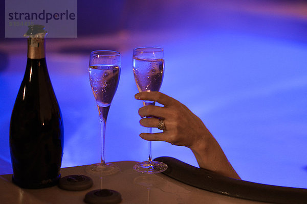 Attraktivität Frau Entspannung Wärme trinken Neujahrstag Champagner Silvester
